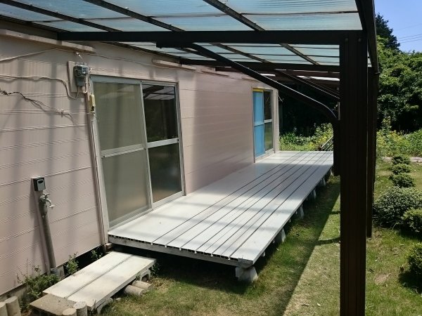 広いバルコニーには屋根もついています