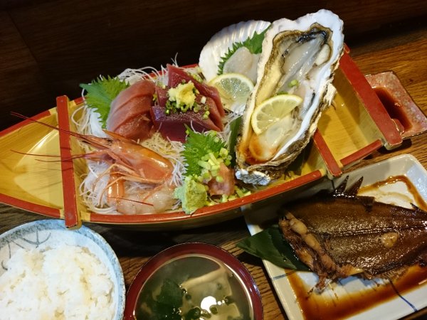 近くの「食彩館」での1000円ランチ。大満足です。